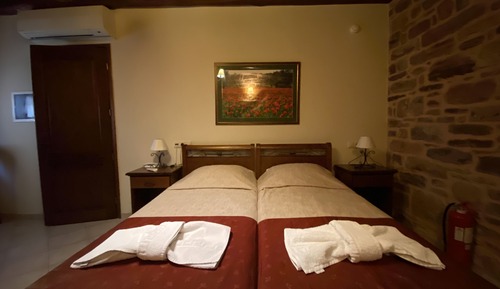 Habitación básica con 1 cama doble o 2 individuales, planta baja