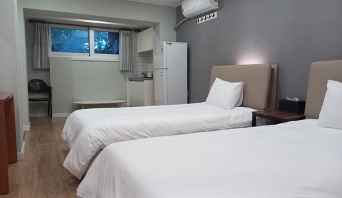 Habitación básica con 2 camas individuales