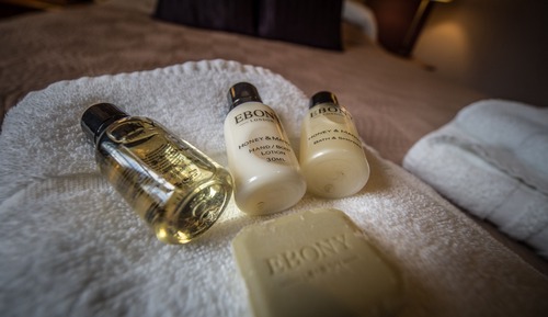 Habitación con 2 camas individuales, baño privado