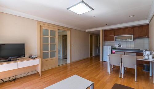 [WEST] Suite (Kitchen/Standard/Bed)