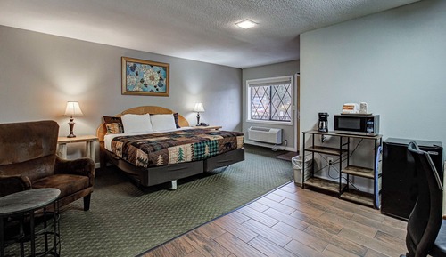 Standard Room, 1 King Bed (Creekside)