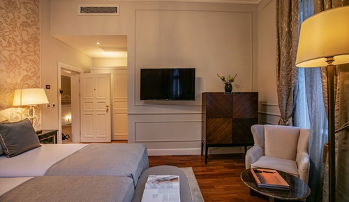 Habitación superior con 1 cama doble o 2 individuales, vistas al parque