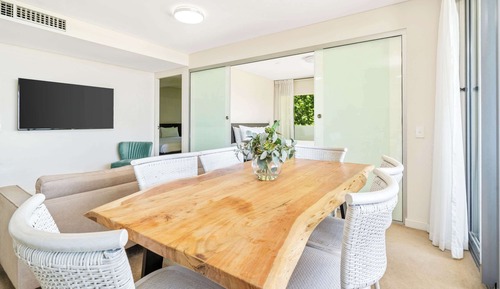 Suite, no fumadores, vistas al puerto (1 Queen Bed & 2 Twin Beds)