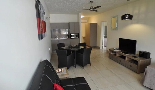 Suite básica, 1 habitación, cocina básica, vistas parciales al mar