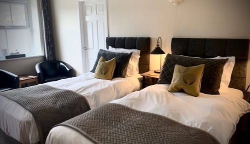 Habitación con 2 camas individuales, baño privado