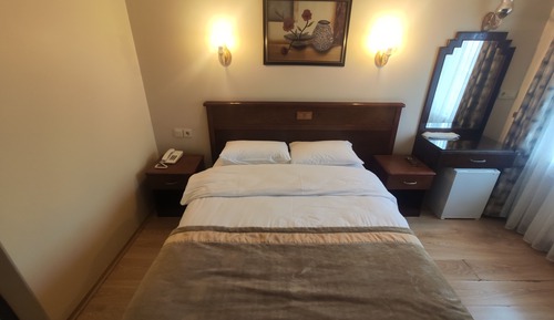 SINGLE ROOM