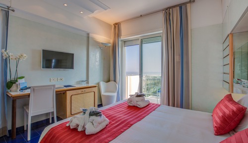 Habitación superior con 1 cama doble o 2 individuales, 1 habitación, vistas parciales al mar