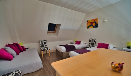 Chambre familiale avec terrasse  vue piscine