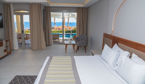 Junior Swim-Up Suite Sea View