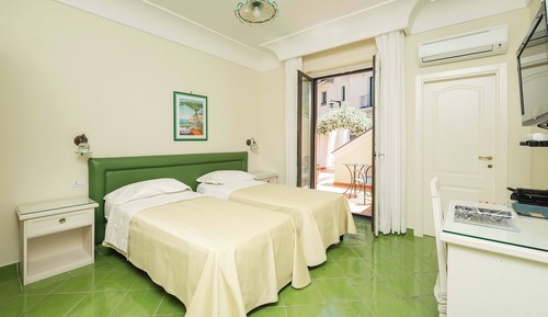 Habitación superior con 1 cama doble o 2 individuales, balcón