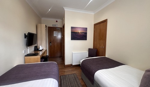 Habitación junior con 2 camas individuales, baño privado