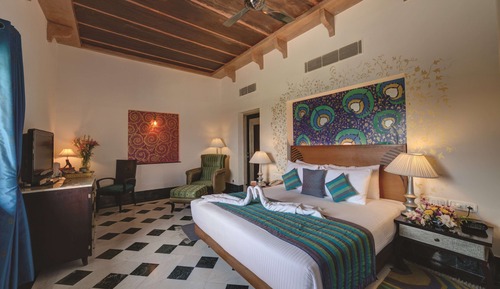 Suite, 1 cama de matrimonio grande (Living area, Courtyard view)