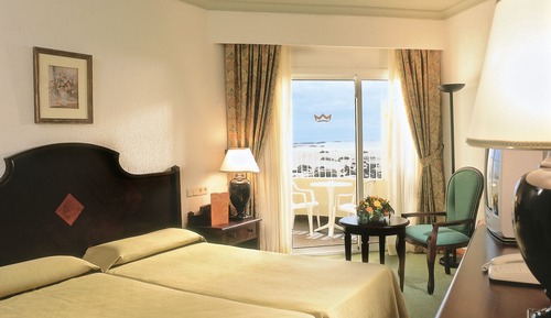 Habitación doble, vistas parciales al mar