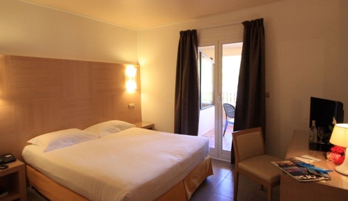 Habitación Confort con 1 cama doble o 2 individuales