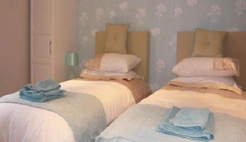 Habitación con 2 camas individuales, baño privado