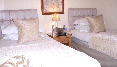 Habitación con 2 camas individuales, baño privado