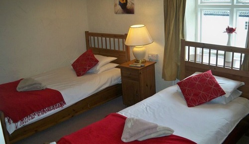 Habitación con 2 camas individuales, baño privado