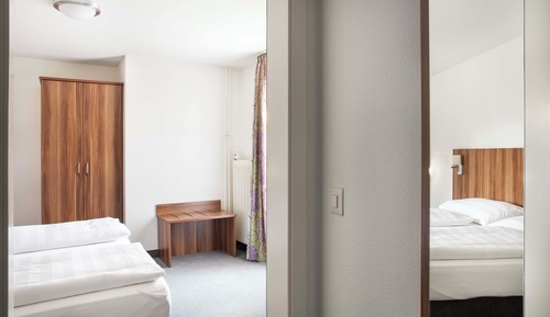 MEDIUM DOUBLE ROOM BACKYARD