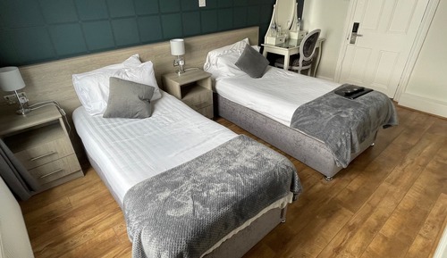 Habitación con 2 camas individuales, baño privado