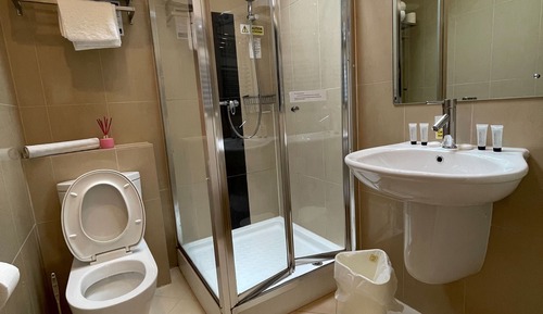 Habitación básica con 2 camas individuales