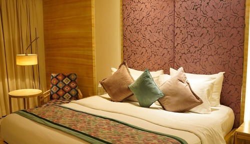 Premium Twin Front View with Bath Tub