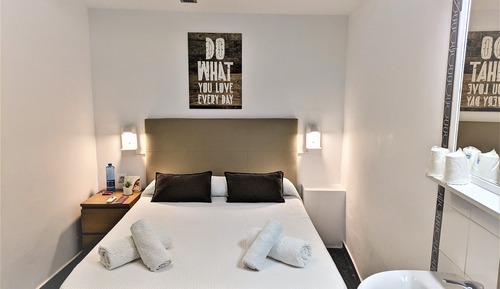 Habitación básica doble, 1 cama doble, baño compartido