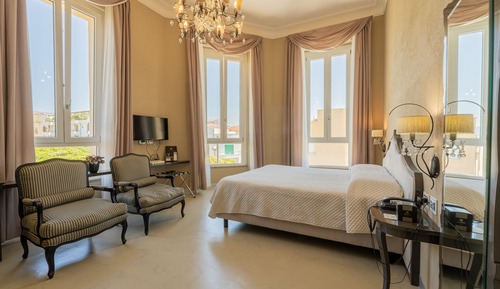 Habitación doble superior, vistas parciales al mar