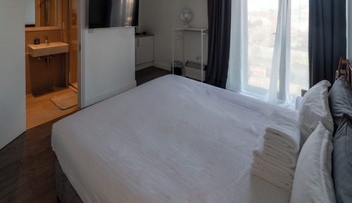 Habitación doble, baño privado, vistas a la ciudad