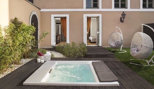 Garden Studio Apartment with Whirlpool & Spa Access