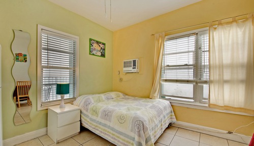 #9 = Pearl's Place = efficiency w/ full sized bed