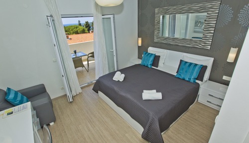 Habitación Confort doble, terraza, vistas parciales al mar