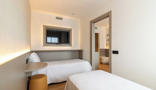 Habitación Confort vista piscina (4+0)