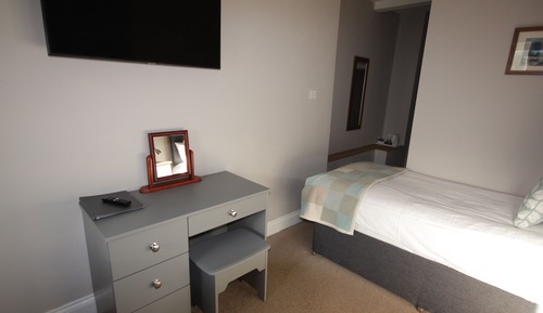 Habitación con 2 camas individuales, baño privado