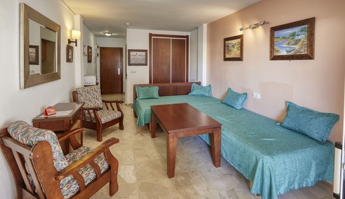 Estudio, terraza, vistas a la ciudad