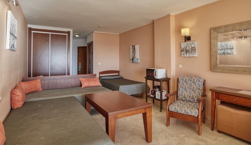 Estudio, terraza (3 personas)