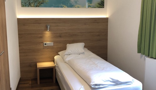 Habitación individual económica (smaller and cheaper than other rooms)
