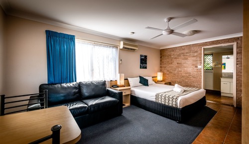 1 cama de matrimonio grande y 1 sofá cama