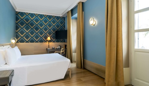 Habitación doble superior, 1 cama doble, vistas parciales al mar