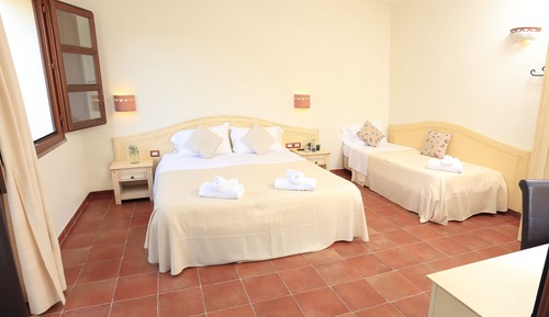 Habitación triple Deluxe, vistas al jardín