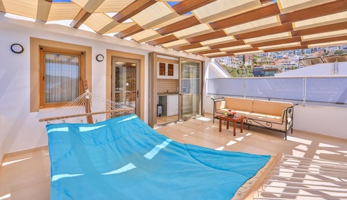 Ático panorámico, 2 habitaciones, cocina básica, vistas al mar