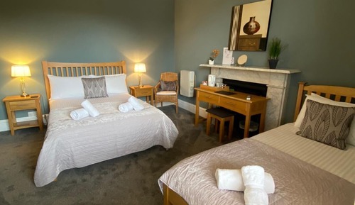 Habitación superior con 1 cama doble o 2 individuales