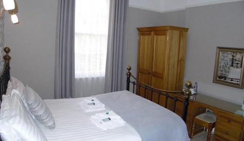 Habitación doble, baño privado (or  Single Occupancy)