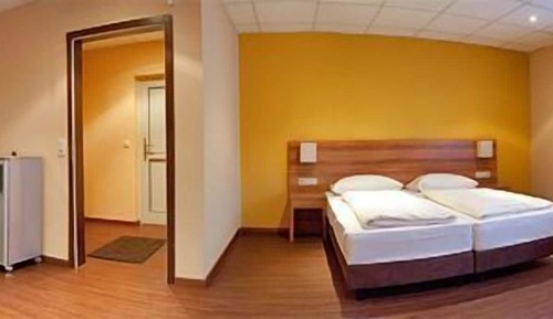 Estudio para 2 personas separate sleeping room, living room