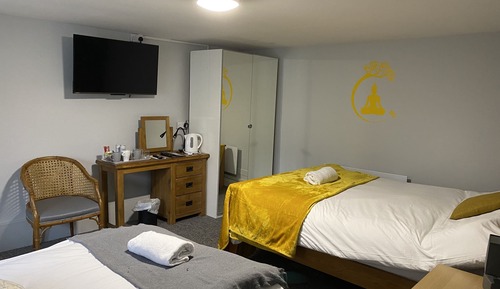 Dormitorio compartido superior, baño privado