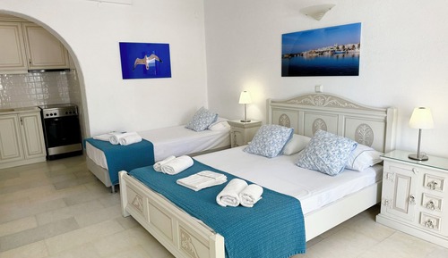 Estudio, vistas a la piscina (For 3)