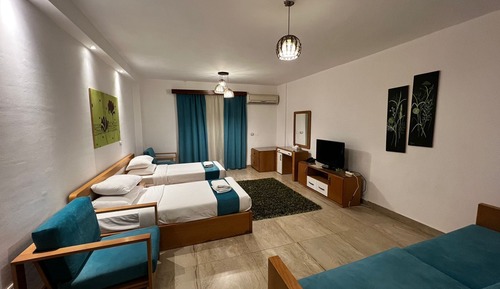 Habitación con 1 cama doble o 2 individuales, vistas a la piscina