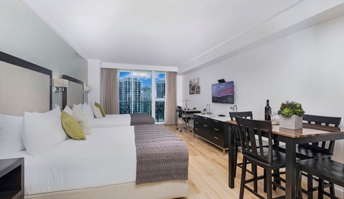 Estudio Deluxe, 2 camas de matrimonio, balcón, vistas parciales al mar