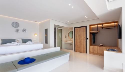 Habitación cuádruple superior, vistas al mar (Direct Pool Access)