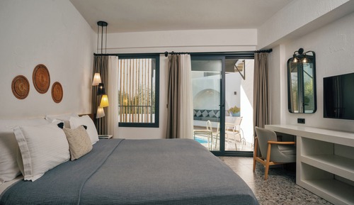 Swim-Up Room Sharing Pool