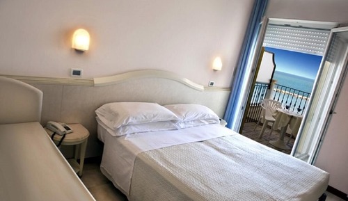 Habitación triple clásica, vistas parciales al mar